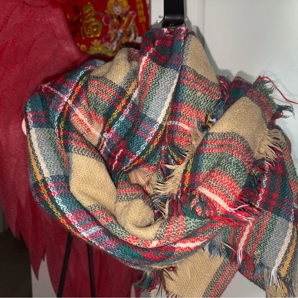 Plaid Scarf Set - Picture 5 of 9
